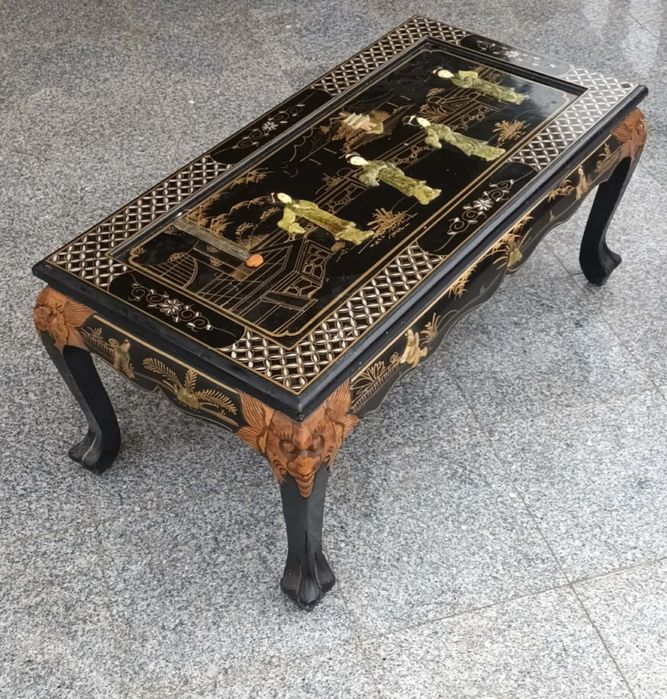 Măsuță veche din lemn cu ornamente din jad