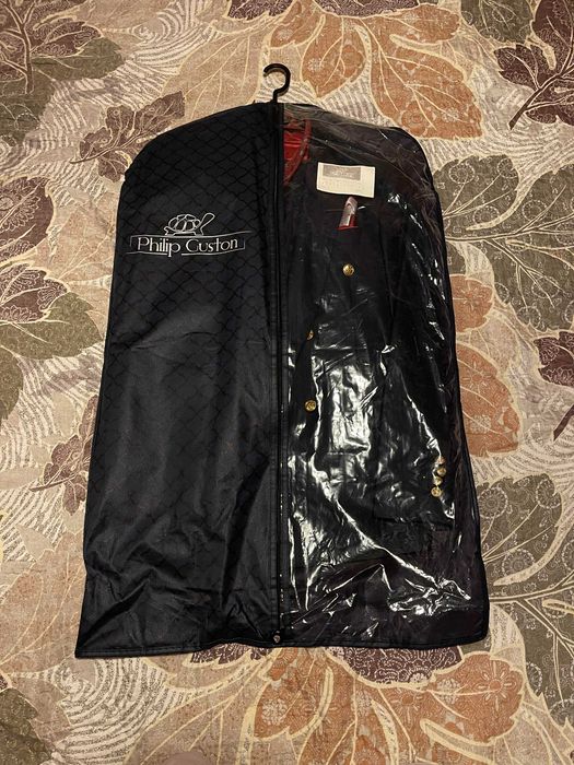 Costum bleumarin din doua piese.Marimi : sacoul (50);pantaloni (54)