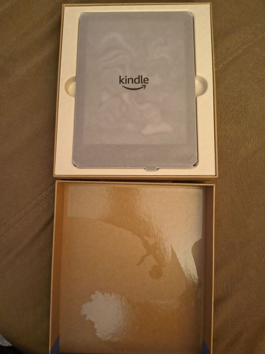 Kindle Colorsoft 16GB Електронен четец, електронна книга