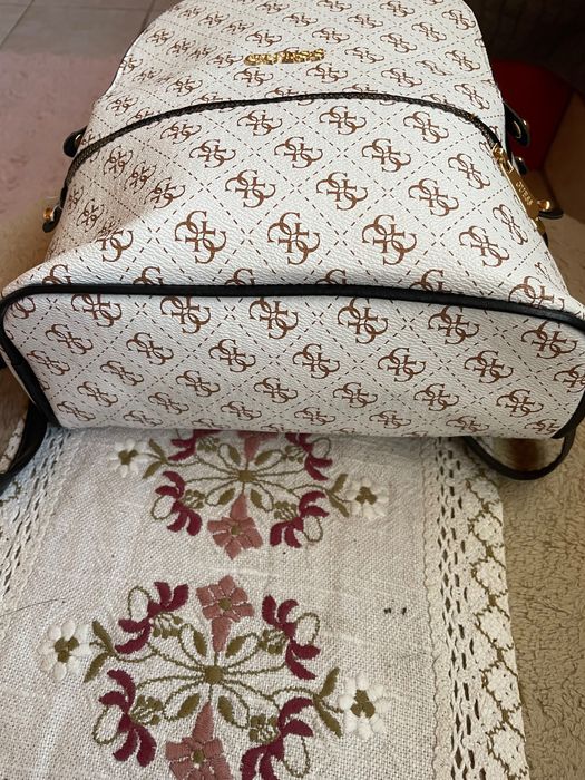 Раничка на марката Guess