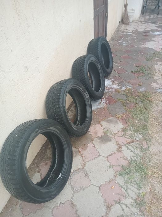 Продам зимнюю резину комплект  Nokian