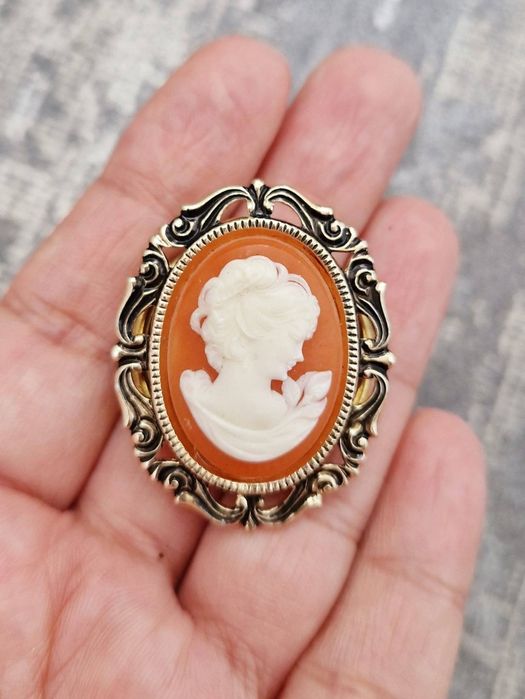 Brose vintage pentru esarfe