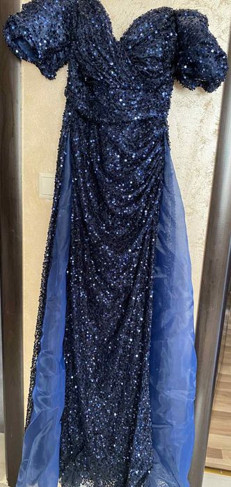 Роклята е на изгодна цена носена е за час