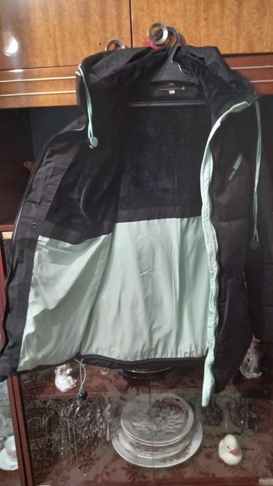 Куртка зимняя. С капюшоном.