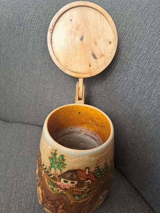 Дървена кана с дръжка