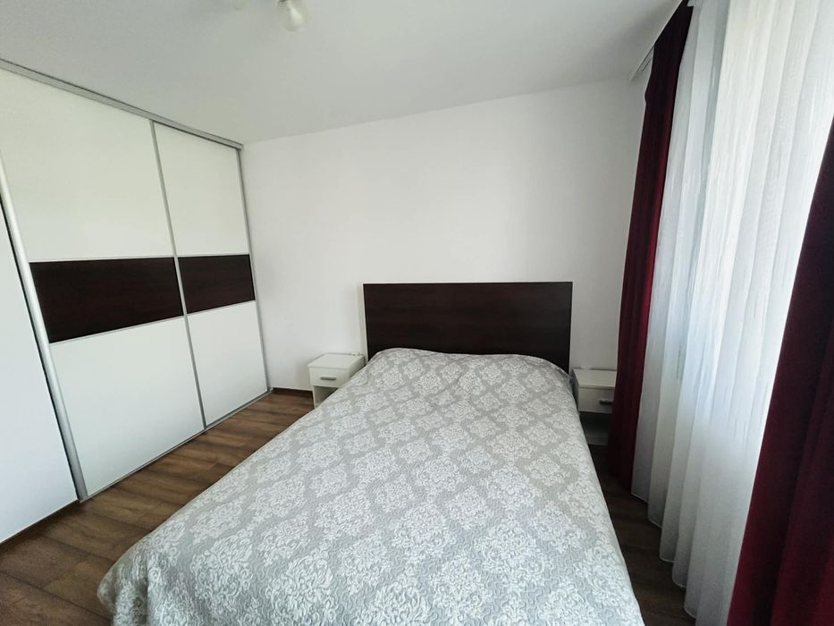 Vand apartament cu 3 camere, 61 mp, doua balcoane si parcare.