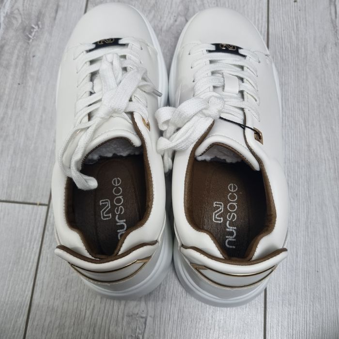 Новый кроссовка.