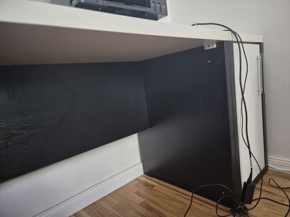 Birou mdf dublat. Stare foarte buna. Lungime 201cm, lățime 60cm, înălțime 77cm.