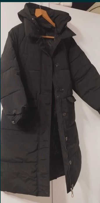 Дълго черно зимно яке