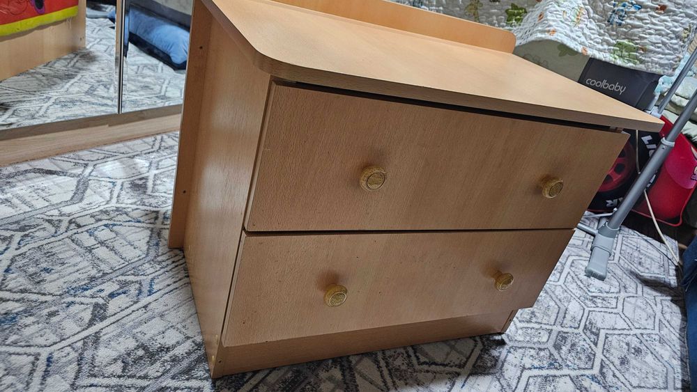 Детская кровать и автокресло