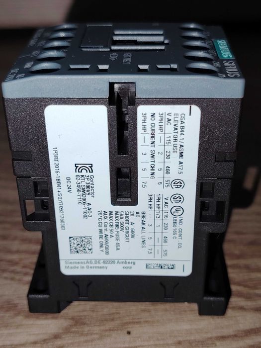 Contactor cu 3 poli Siemens Sirius , 400 V , DC 24 V , NOU