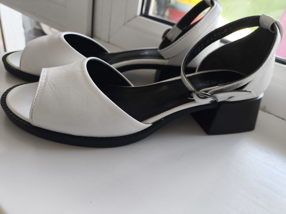 Натуральные кожаные босоножки