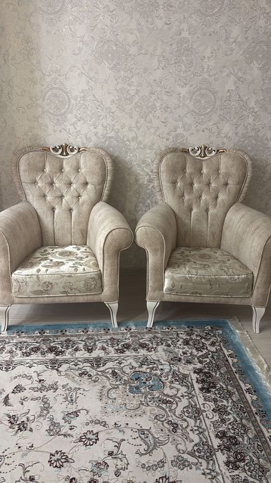 Диван с двумя креслами