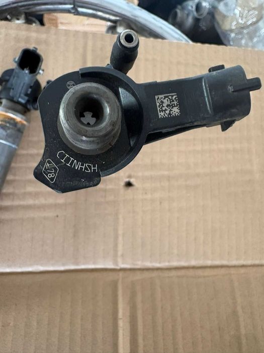 Injectoare  Renault Trafic 2.0 dci avand cod 0445115007 / H82409398