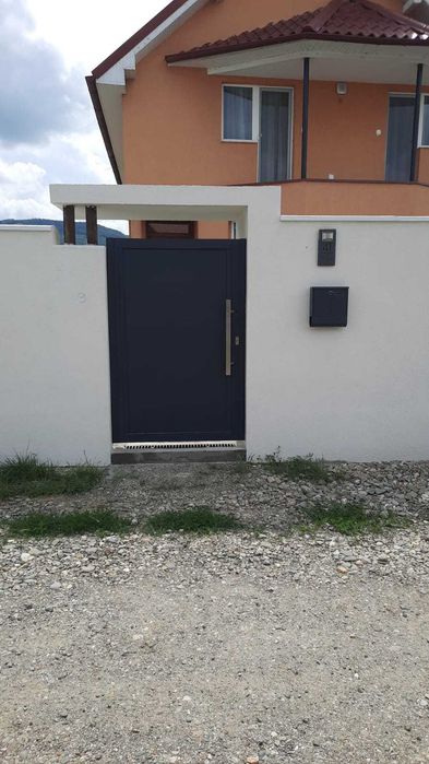Confecționez porți și garduri aluminiu.