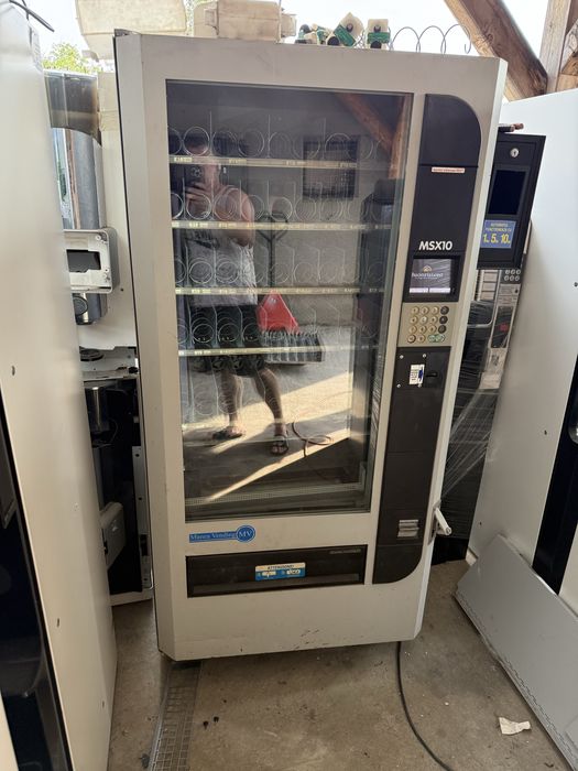 Manea Vending aparat refrigerant bauturi reci si snack