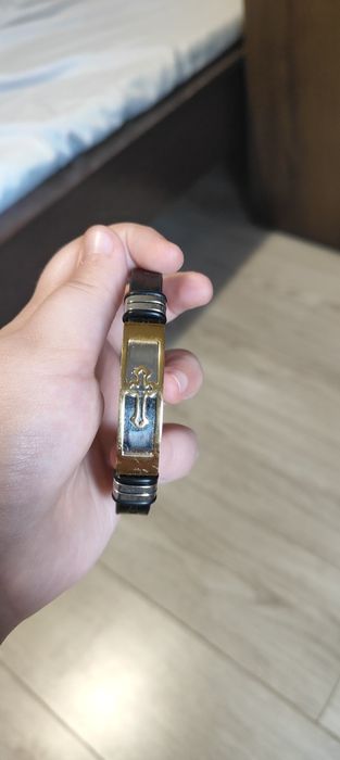Brățară cu model de cruce neagra cu ariu in stare buna