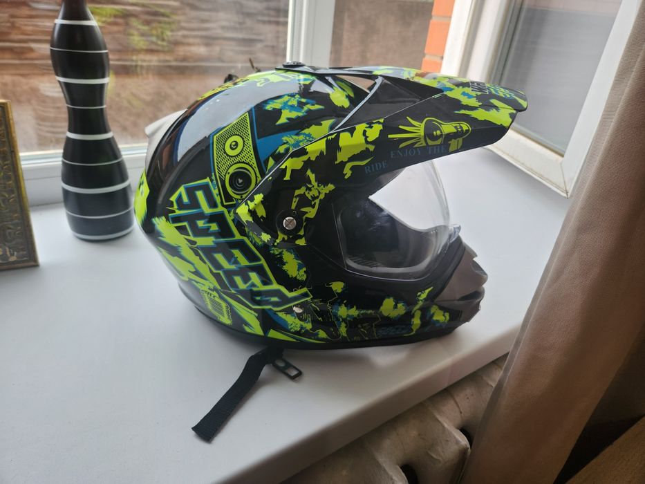 Кроссовый шлем зелёного цвета