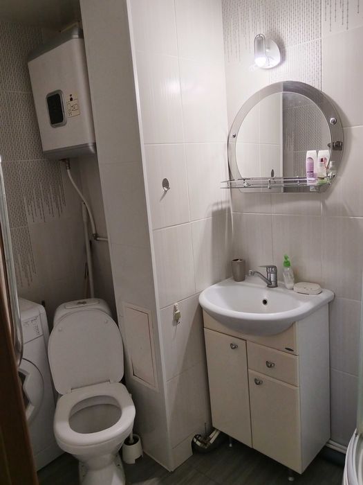 Двух комнатная в центре 10000