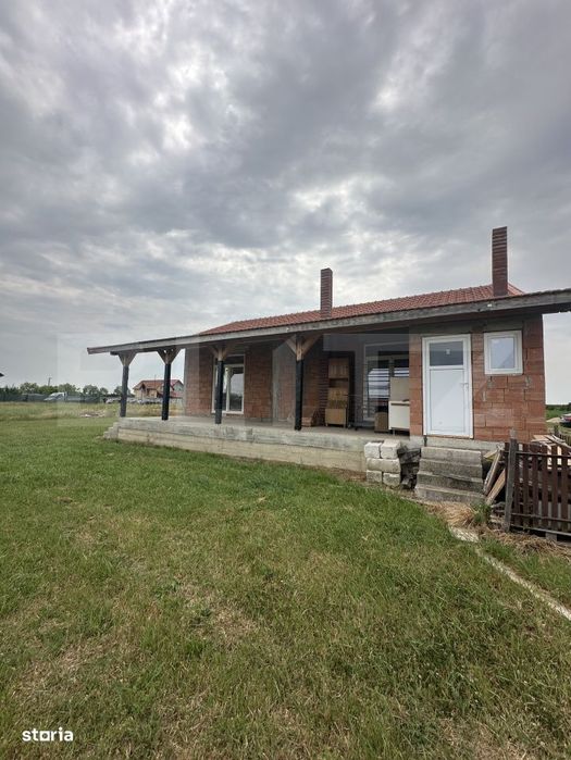 Casa la rosu 3 camere, 144 mp, 584 mp teren, zona Cionchesti