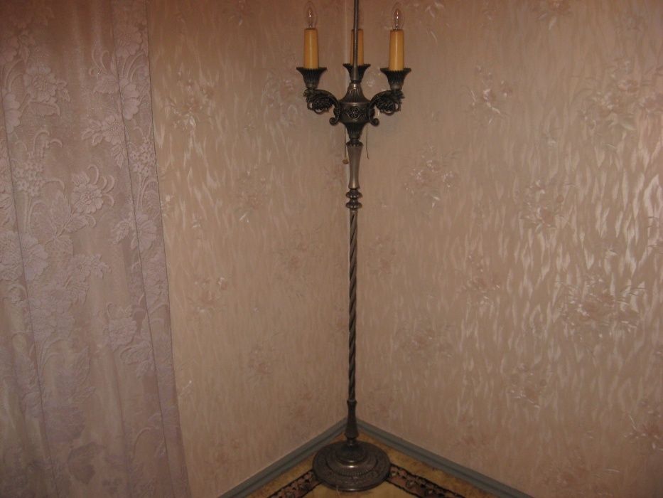 Винтажный напольный торшер в отличном состоянии.