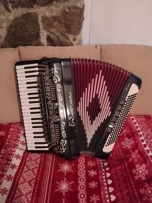 Vând acordeon ESoprani cu cameră 2+2