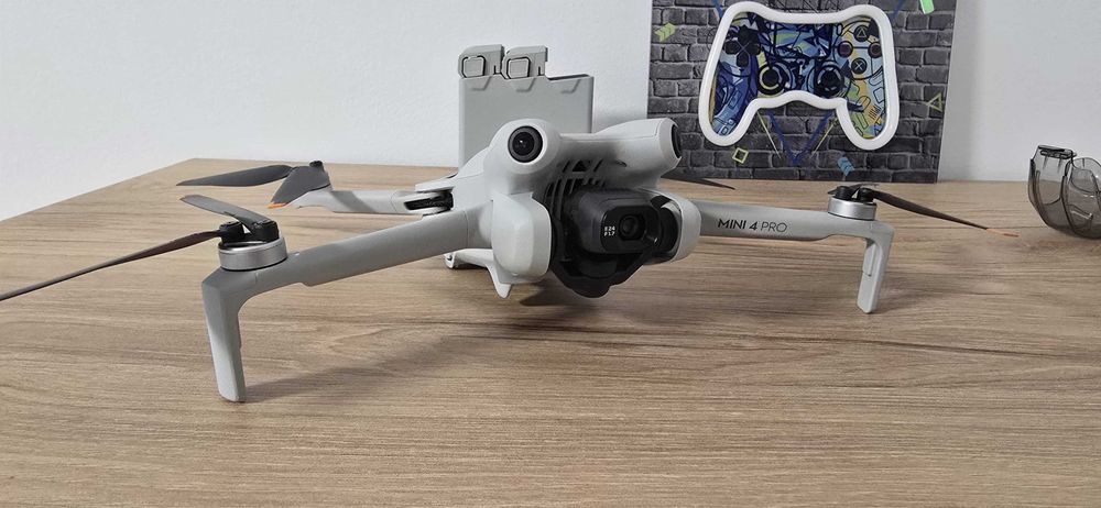 DJI Mini 4 Pro Fly More Combo – ca nou, doar 2 ore zbor.