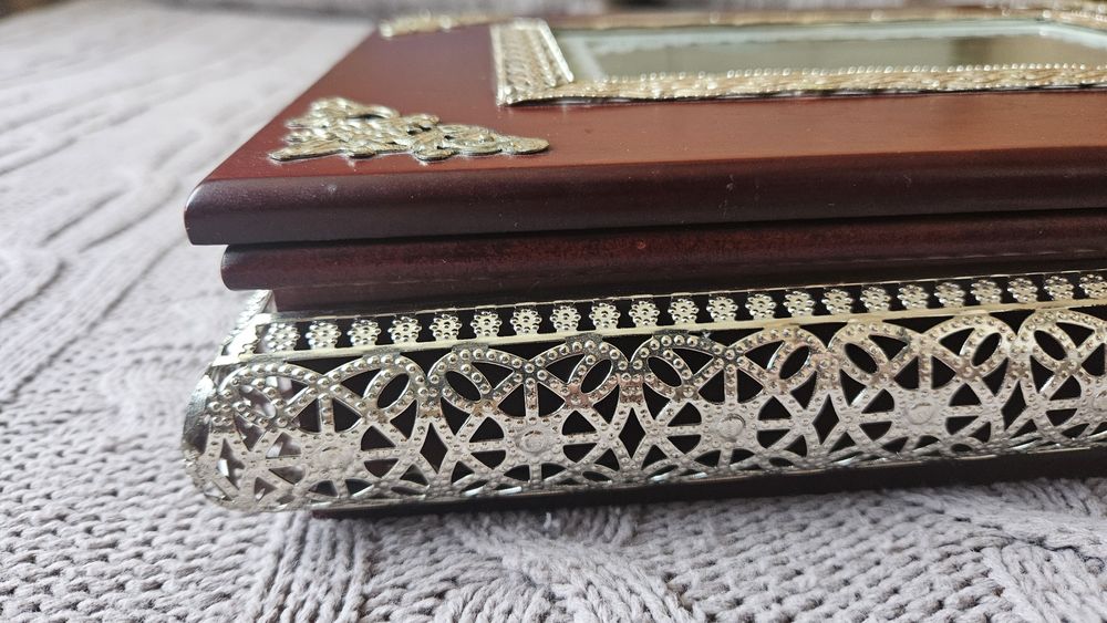 Голяма дървена кутия "махагон и сребро" 31х23х8