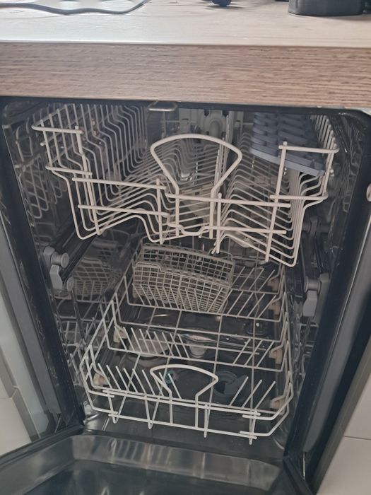 Vând ghiuveta și masina spălat vase stare foarte bună relații la tlf