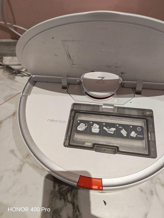 Продавам Прахосмукачка Roborock 7 
Продава се с докинг станция,