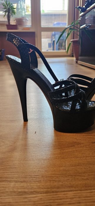 Висок ток сандал