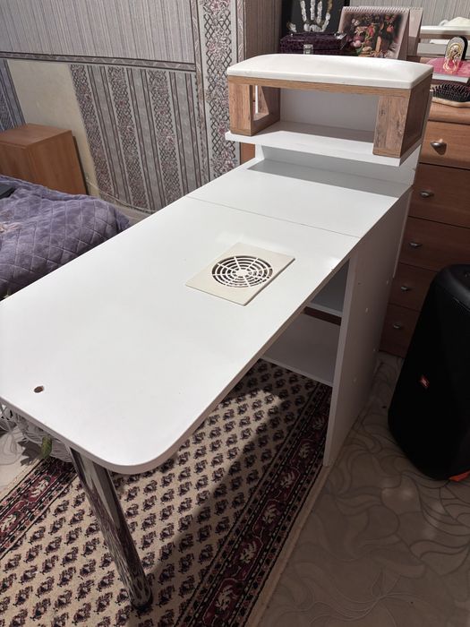 Маникюрный стол и стелаж для лаков