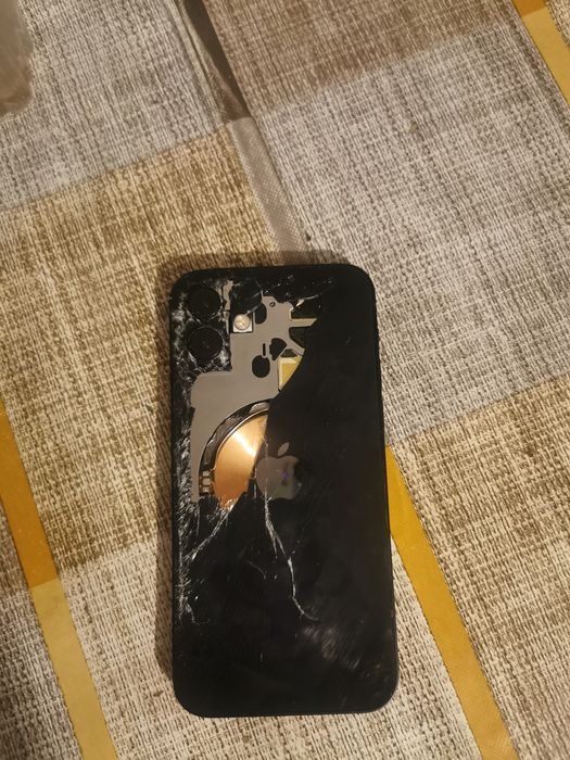 se vinde iPhone 12 pentru piese, doar spatele este spart