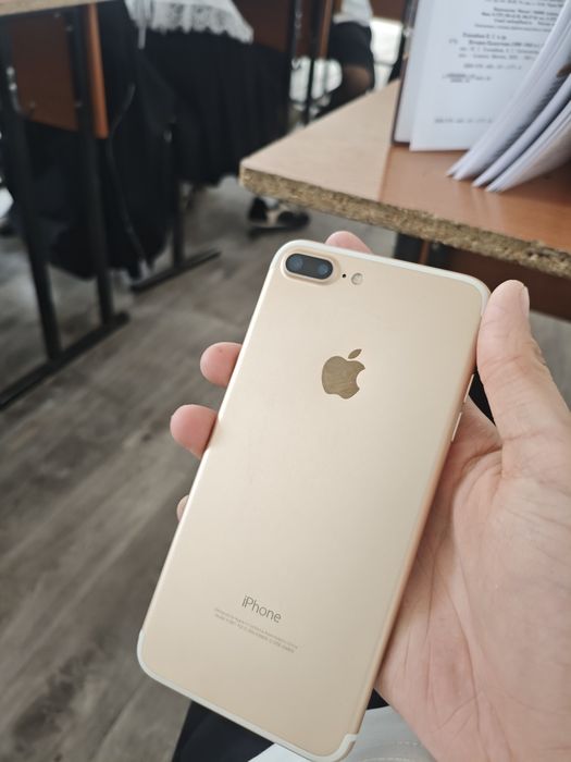 продам iPhone 7+