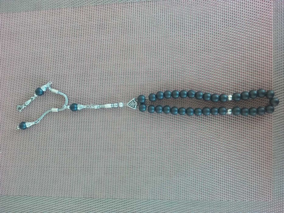 Прекрасна с изработката си старинна броеница.