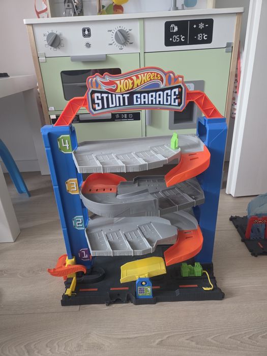 Stunt garage hot wheels