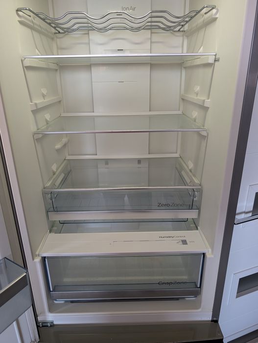 Хладилник с долен фризер Gorenje Full No Frost с екран