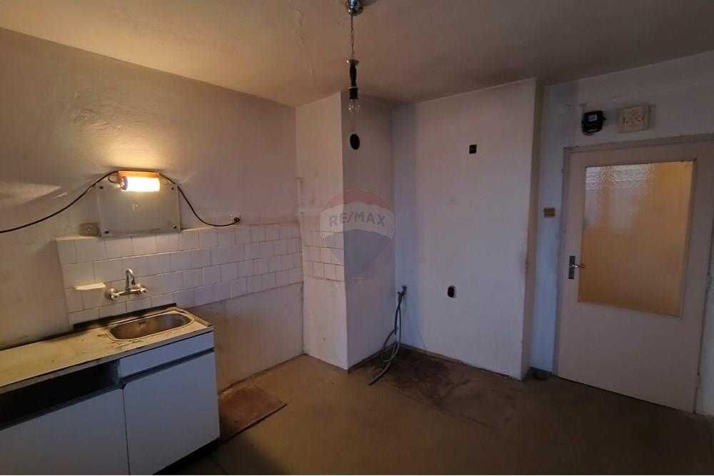 Продава се Двустаен апартамент в Шумен, Тракия - 70 кв.м за 1096 €/кв.м - Снимка #4