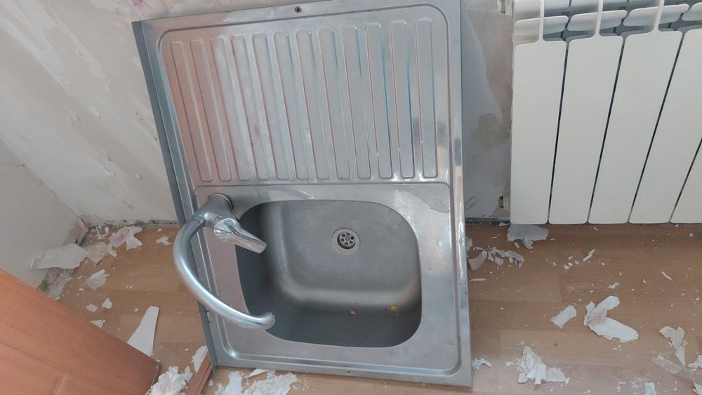 Срочно срочно продаю раковина со сместителем.отличном состояний срочно