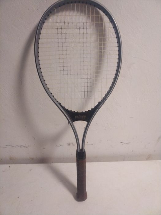 Тенис ракета PRINCE
Комплект с кожен калъф за съхраните.