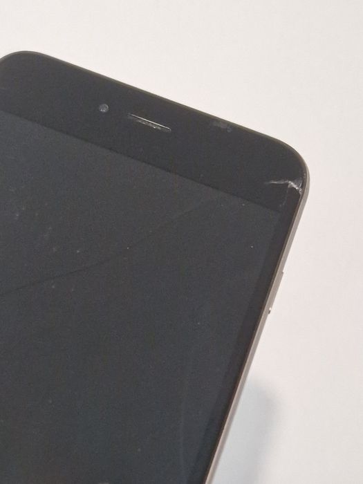 Telefon iphone  cu  display fisurat