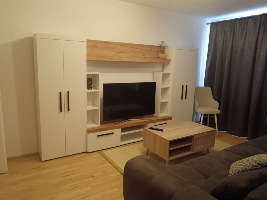 Închiriez apartament 3 camere