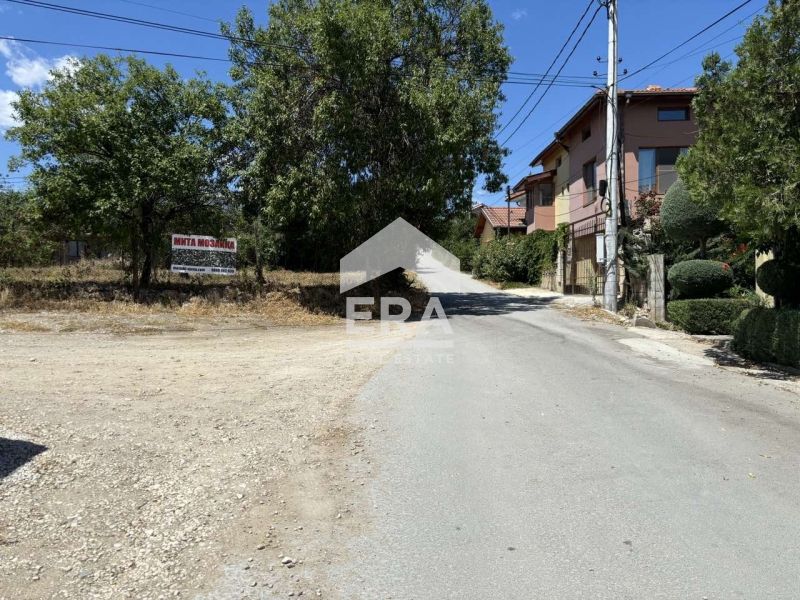 Триетажна новострояща се къща за продажба, с двор и морска панорама, в