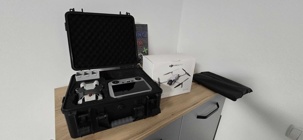 DJI Mini 4 Pro Fly More Combo – ca nou, doar 2 ore zbor.