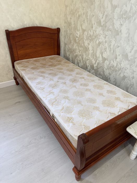 кровать с матрасом