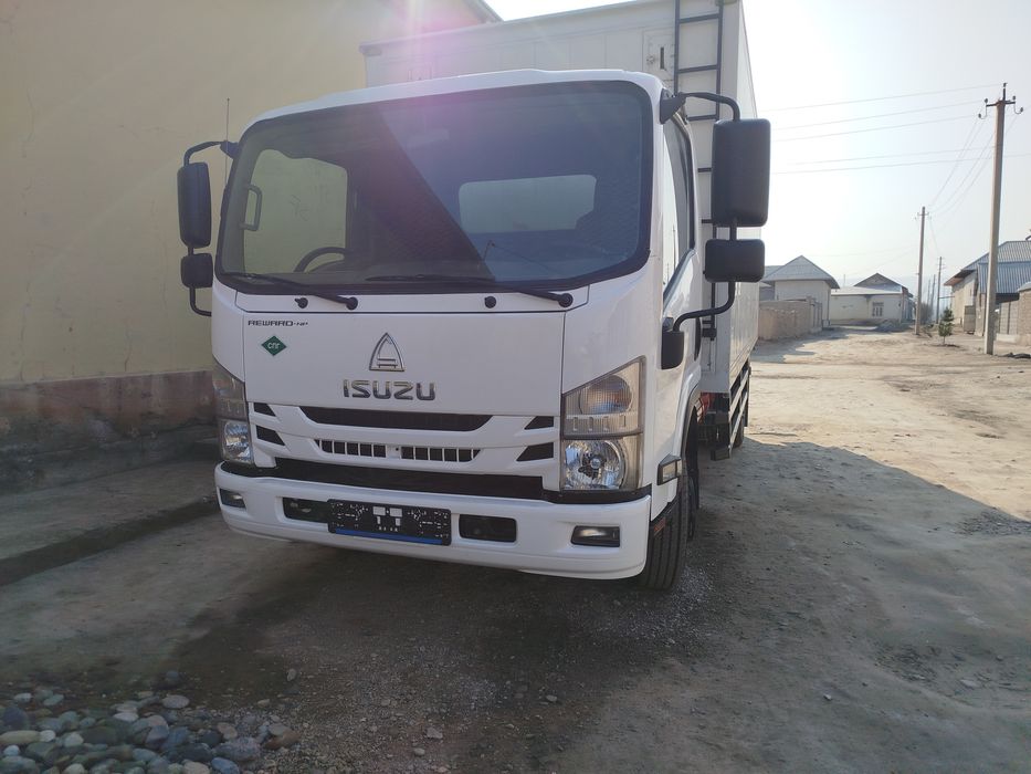 Isuzu 2010 yil avtobusdan terilgan