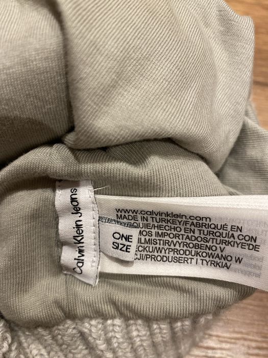 Сива шапка Calvin Klein