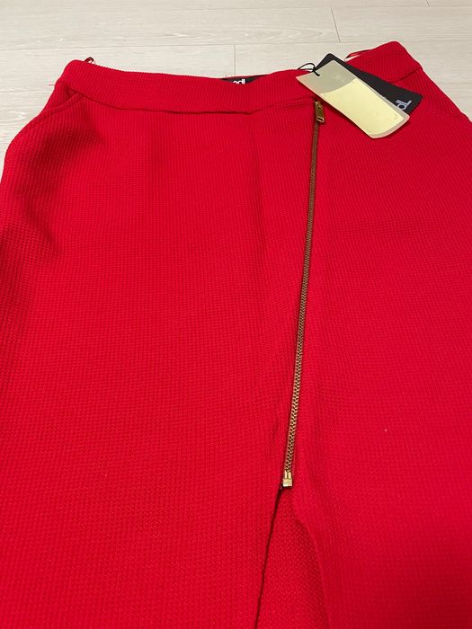 красная юбка с замком