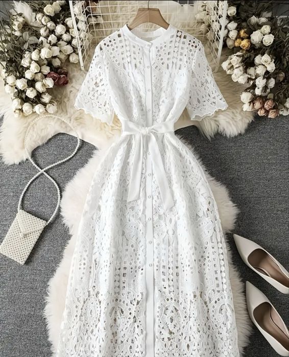 Елегантна бяла рокля