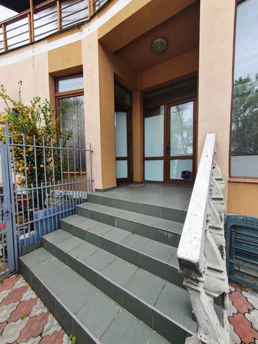 Inchiriez camera la vila